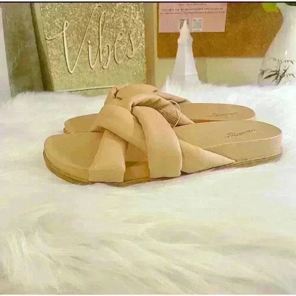 NEW Women's Cosette Padded Slide Sandals - Universal Thread - Tan - Size 8.5 - Picture 5 of 6